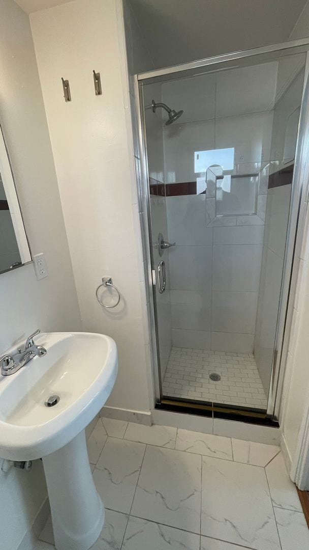 Building Photo - Beautiful 3 bedroom 2 bathroom home, updated kitchen & baths plus 1 car garage!