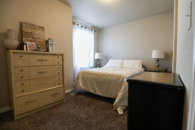 Building Photo - 3 Bedroom, 2.5 Bathroom Townhome. June 2026 Move-In! 2-year lease option!