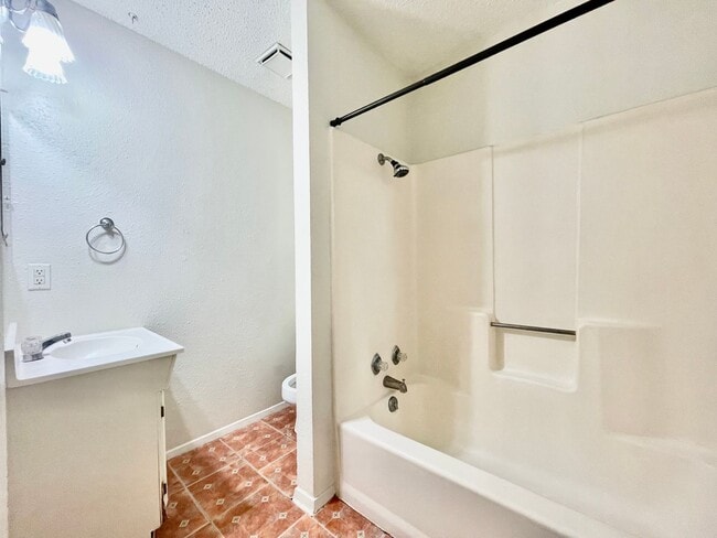 Building Photo - 2 Bedroom, 1 Bathroom home + Large Yard and Carport