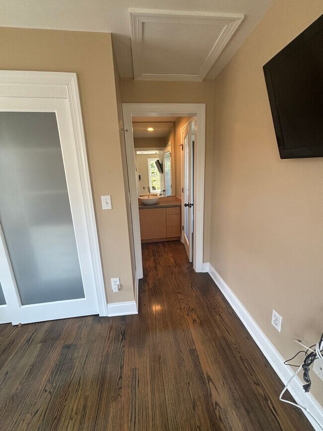 Building Photo - 2 Bedroom 2.5 Bathroom in The Charleston P...