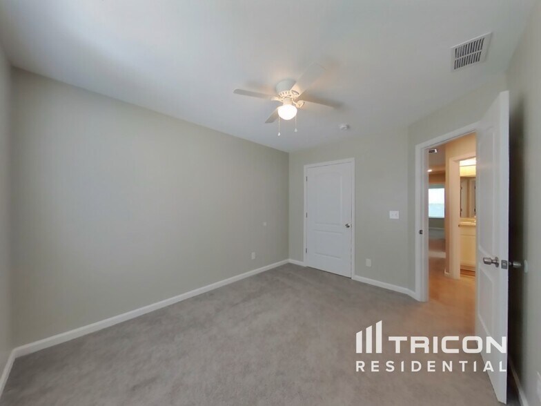 Building Photo - 1094 Tomahawk Pl