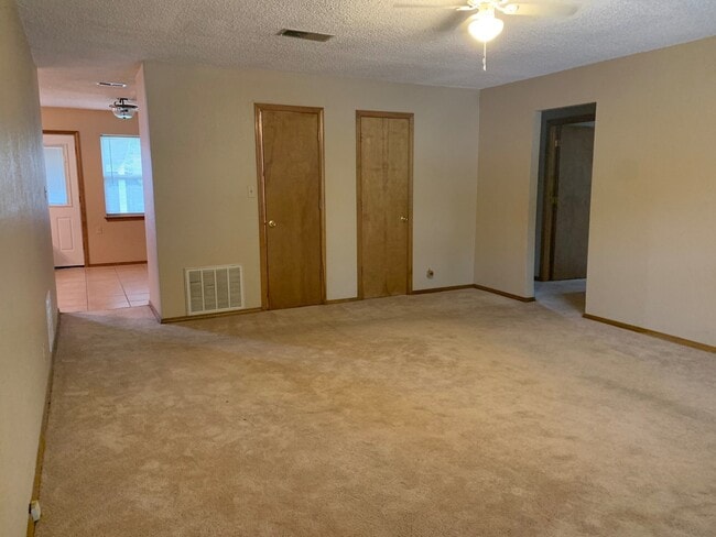 Building Photo - Well Maintained Home In Glenpool!