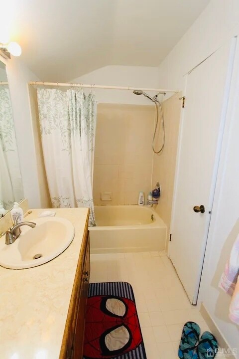 Building Photo - 587 Sayre Dr