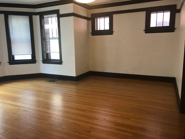 Building Photo - 1032 W Oakdale Ave
