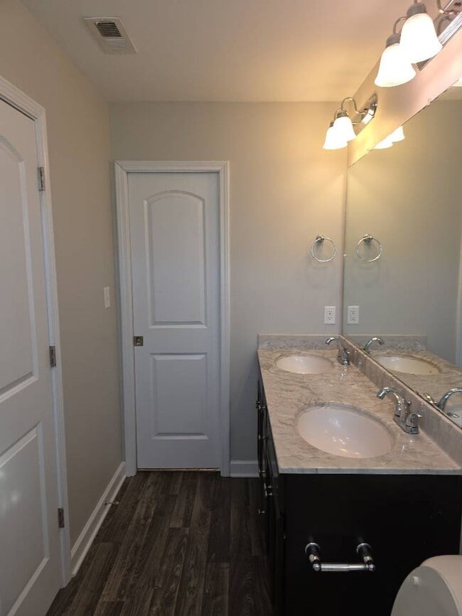 Building Photo - 3 bedroom, 2 bath in Rockford Forest