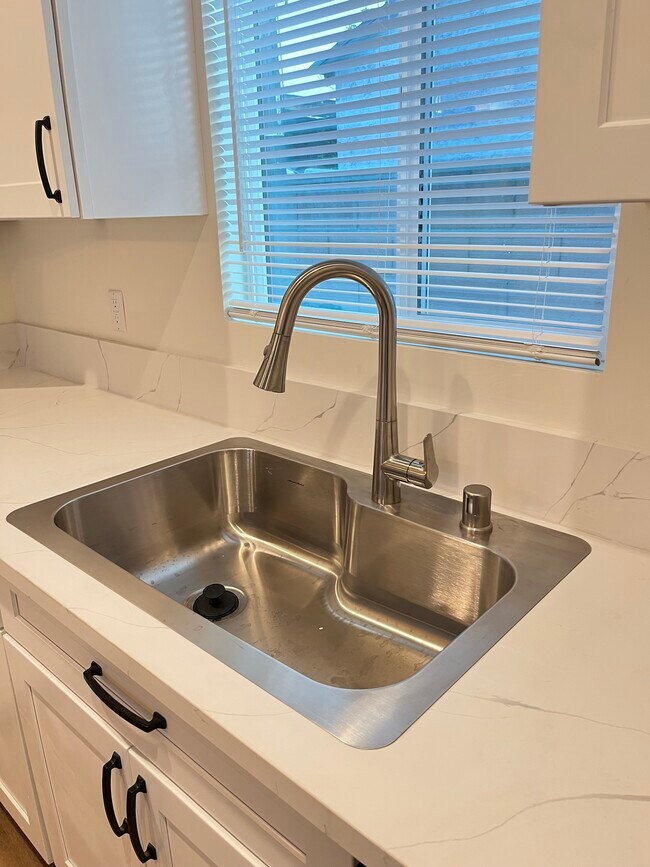 Building Photo - 9938 Lull St