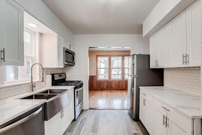 Building Photo - 6 bedroom 2 bathroom available 06/01/2026