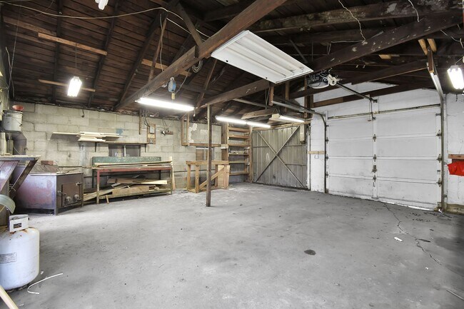 Building Photo - Large Single Family Rental - Available Now