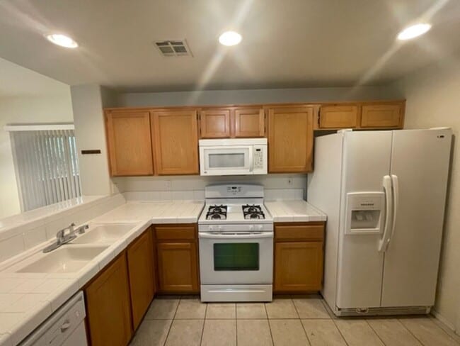 Building Photo - GREAT GATED COMMUNITY 2 BEDROOM -2 BATH -LOCATED CENTRALLY!!!