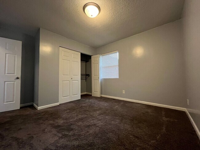 Building Photo - Beautiful home, rural setting but close to...