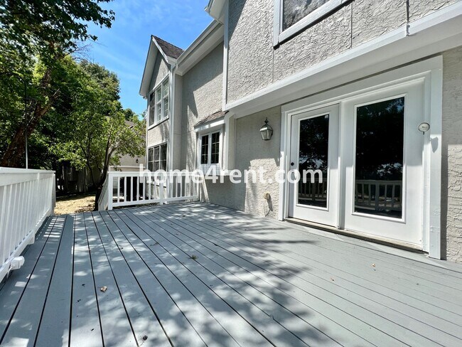 Building Photo - Maintenance Free Living w/ Hardwood Floors...