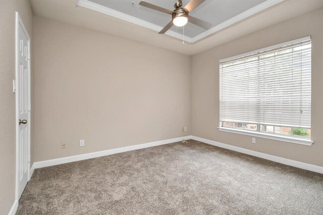 Building Photo - 3225 Woodland Park Dr