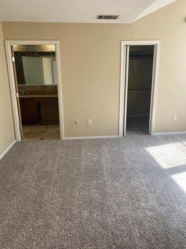 Building Photo - K206 - Treehouse #221