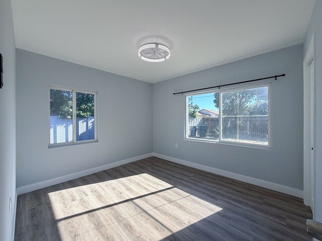 Building Photo - 502-504 E Hemlock- LT