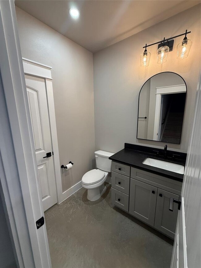 Building Photo - 201 N Vandeveer St