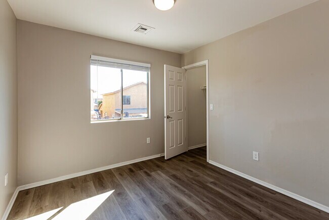 Building Photo - 4122 E Cameo Point Dr