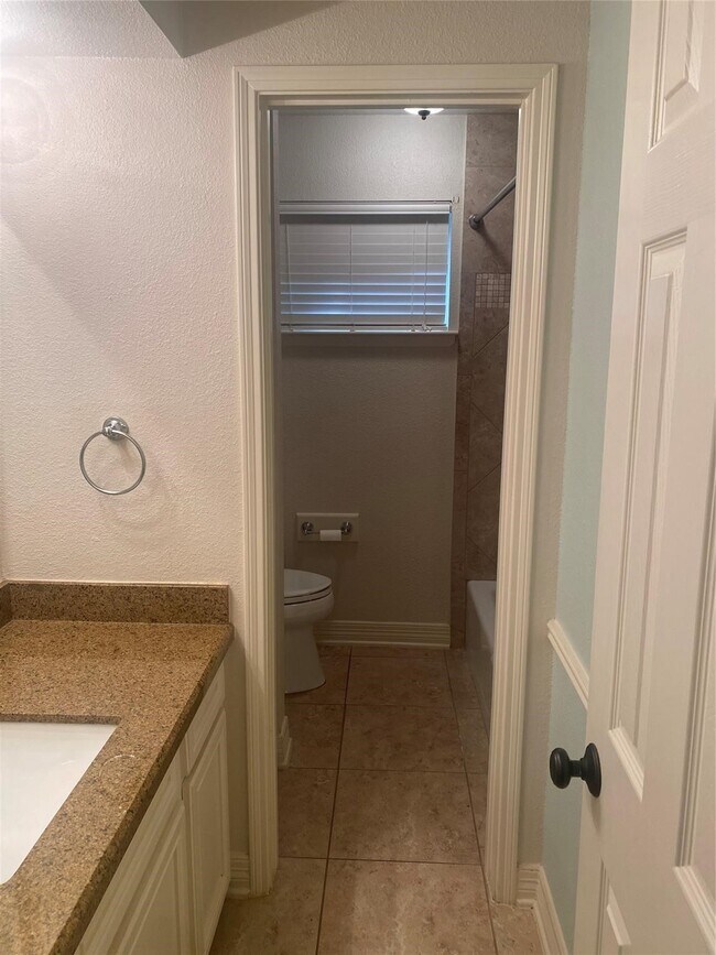 Building Photo - 3206 Vandyke Dr