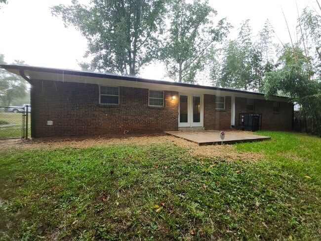 Building Photo - Classic Ranch-Style Living – 4 Bed, 2 Bath Gem!