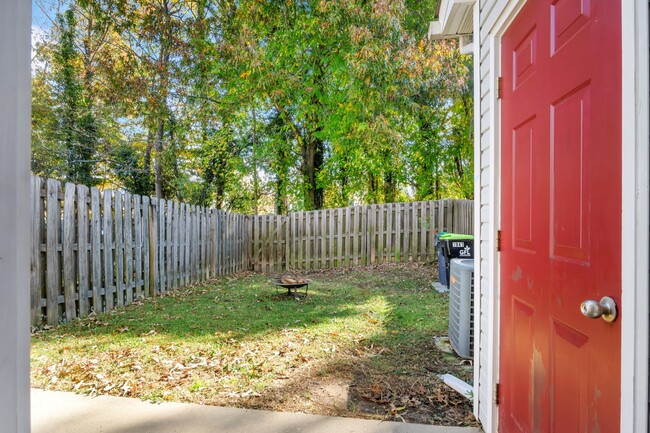 Building Photo - SPACIOUS 3 BEDROOM 2.5 BATH TOWNHOME NEAR ...