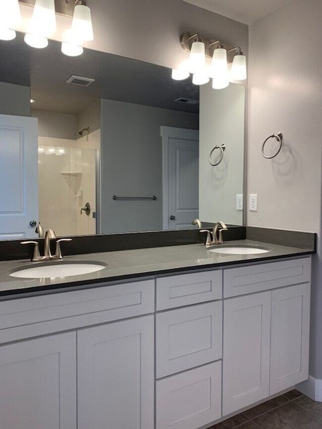 Building Photo - Beautiful Townhome in Great Location!
