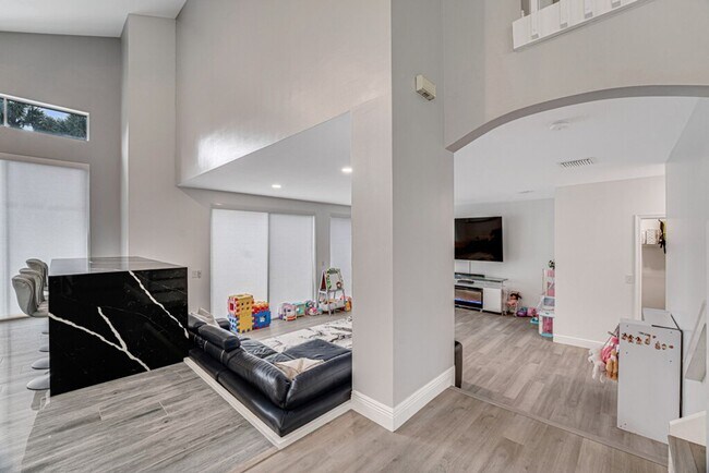 Building Photo - Spacious 4-Bedroom with 3 Full Baths in Royal Palm Beach!