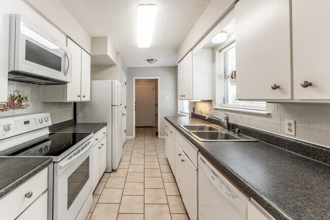 Building Photo - 1914 Rosewood Ln