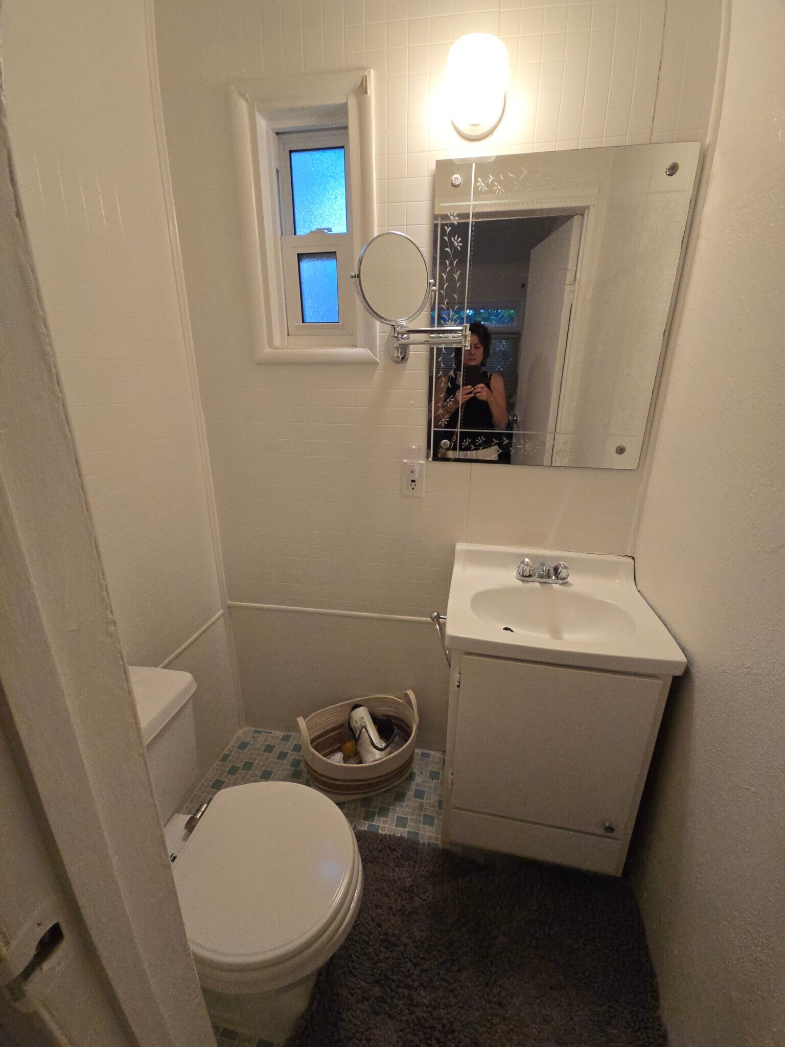 1/2 Bath adj main fromt bedroom - 430 S Oakhurst Dr