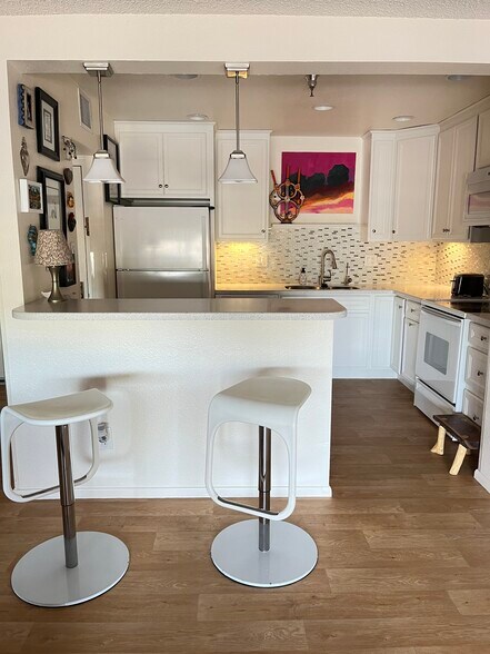 Kitchen from living room - 425 S Parkcrest