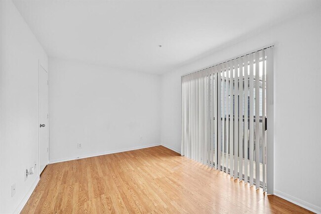 Building Photo - 8100 Seawall Blvd