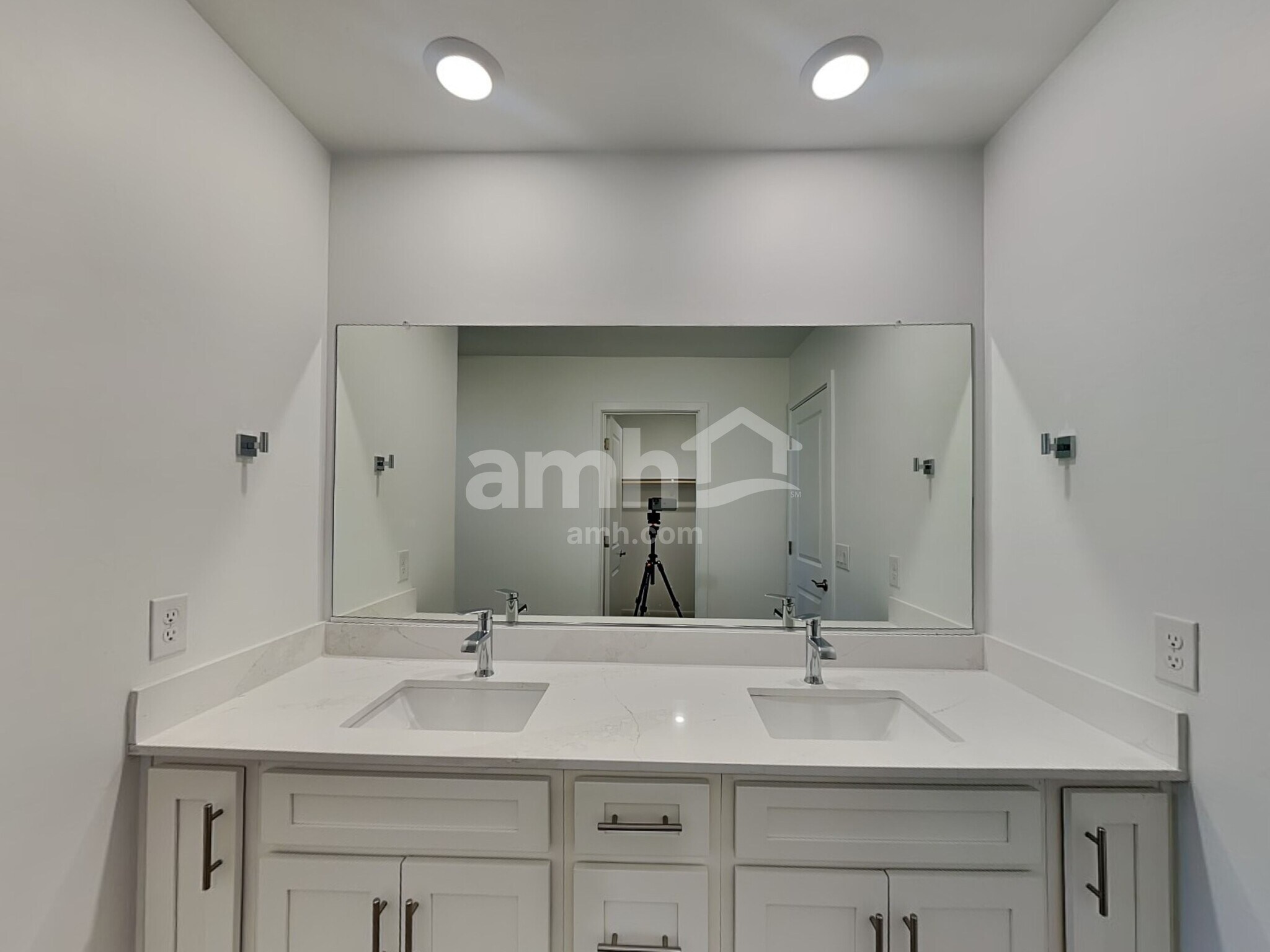 Building Photo - 6210 W Calle Lingo