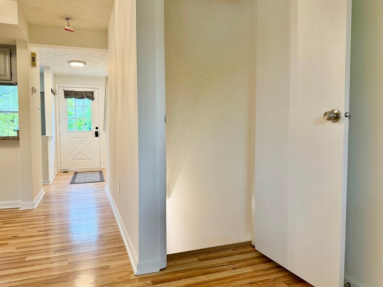 Building Photo - 2853 Middleboro Dr