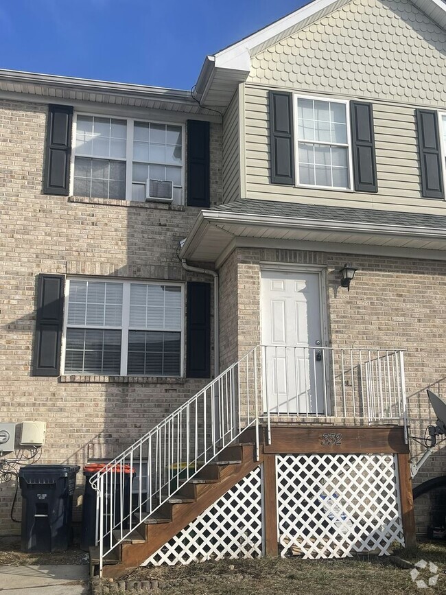 Building Photo - Townhouse located in Middletown