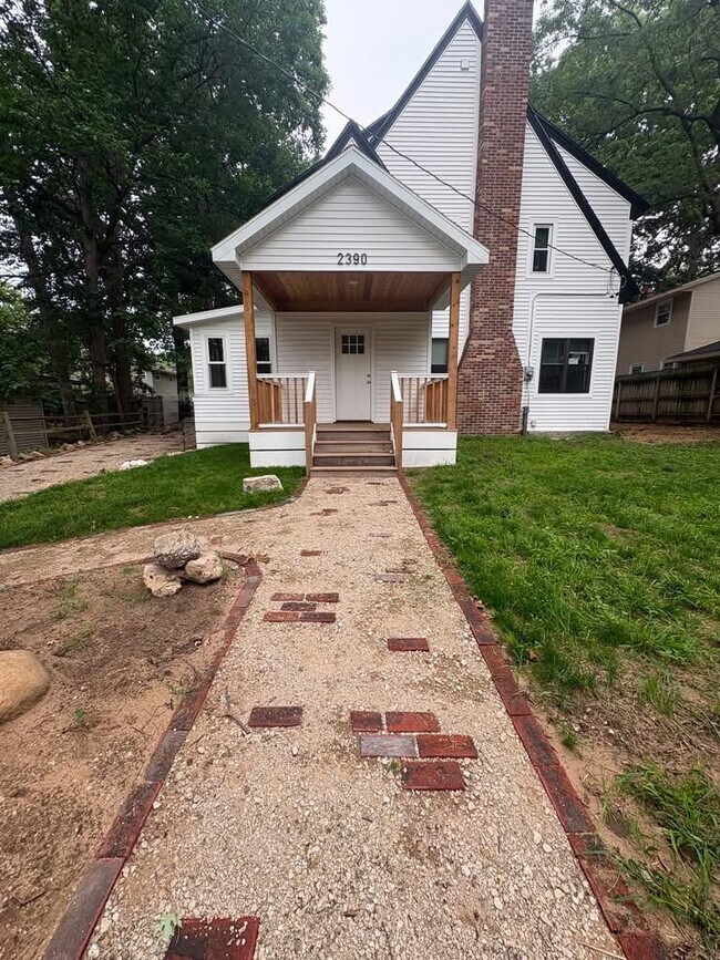 Building Photo - 2390 Crestview Dr SW