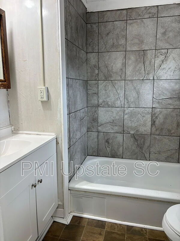 Building Photo - 10 E Main St