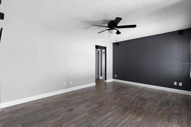 Building Photo - 5517 Loma Vista Dr E