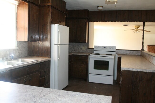 Building Photo - LARGE COUNTRY HOME NEAR ENMU