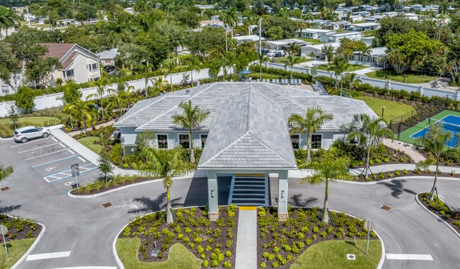 Building Photo - Live the Southwest Florida lifestyle in this lakefront villa in South Naples!