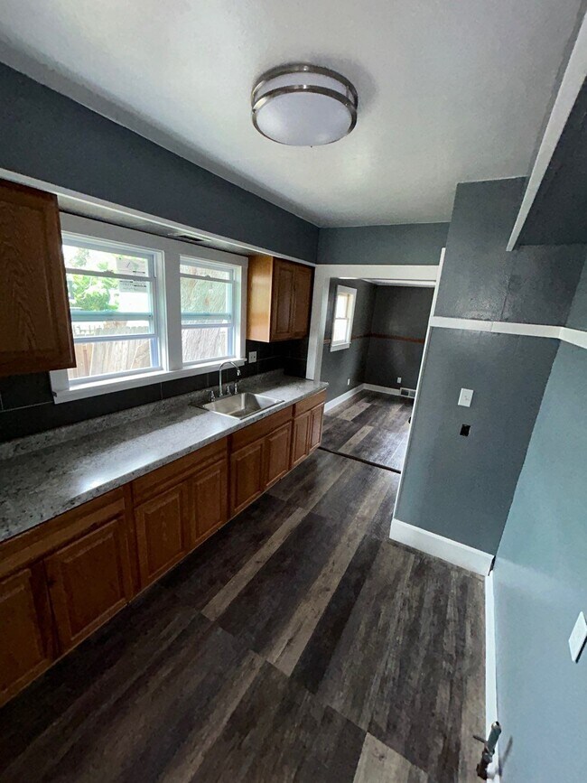 Building Photo - 704 E Renrose Ave