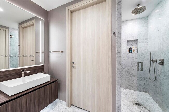 Building Photo - 1000 Brickell Plaza