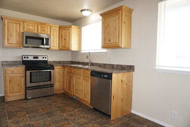 Building Photo - Updated West Valley City 5 bedroom Family ...