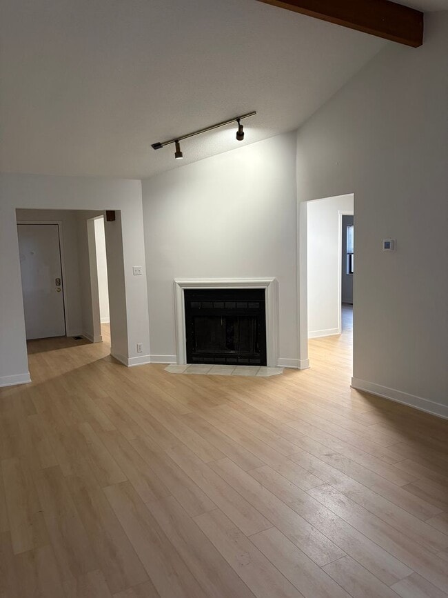 Building Photo - Charter Homes 312-314