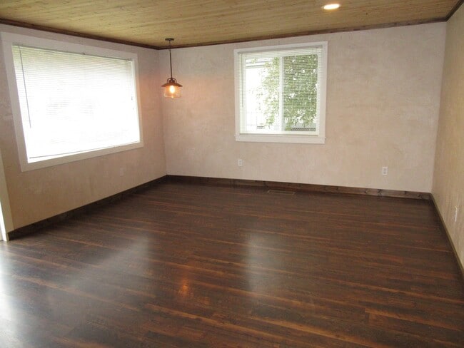 Building Photo - Cozy Cottage in Columbia Falls