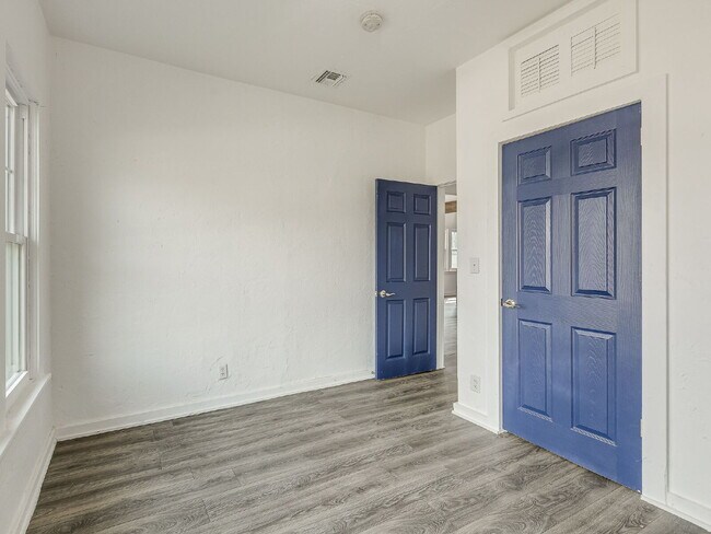 Building Photo - Beautifully Updated Bungalow!