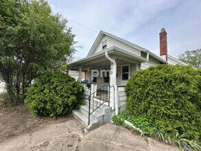 Building Photo - 810 Poplar St
