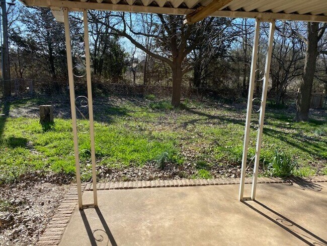 Building Photo - Nice 4 bedroom 2 bath brick home in S. Sherman!