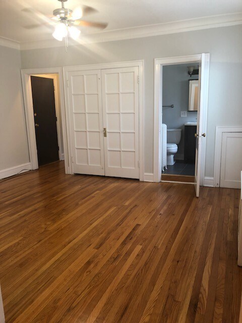 Building Photo - Evanston studio with separate kitchen! Hea...