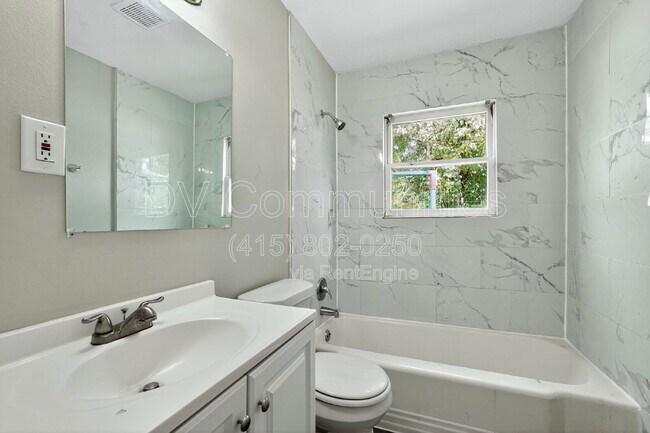 Building Photo - 709 S 7th St