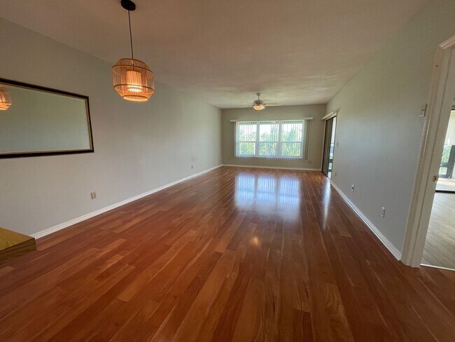 Building Photo - 2 BR 2 Bath Condo in Reflections on the Ri...