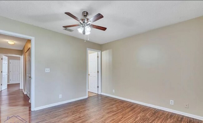 Building Photo - 910 Brett Dr