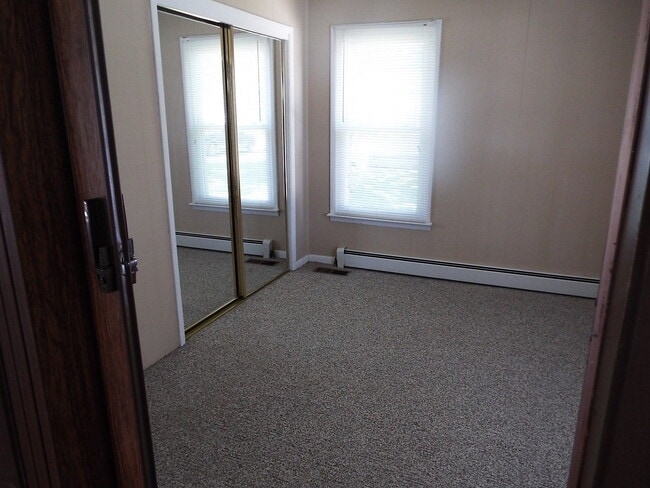 Building Photo - Two bedroom/one bathroom single family hou...